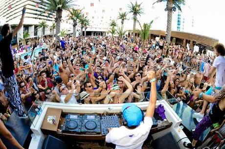 21 aprile 2012 Avicii inaugura la pool party season di Las Vegas, al Marquee