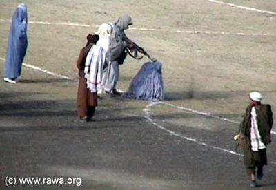 Mohammed Mohaqiq che autorizza legalmente lo stupro e la violenza all’interno del matrimonio in Afghanistan in arrivo al Campidoglio.