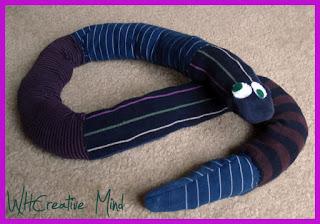 Riciclo creativo: Il serpente paraspifferi Riciclo creativo: Il serpente paraspifferi