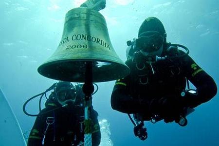 campana costa concordia Costa Concordia, sparita la campana sommersa della nave. RUBATA!