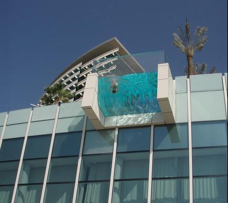 Il pensiero architettonico: piscina in una terrazza a strapiombo per l’International Hotel City a Dubai