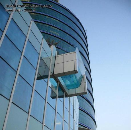 Piscina a strapiombo per l’International Hotel City di Dubai