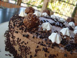 Torta con mousse al cioccolato e frutti di bosco