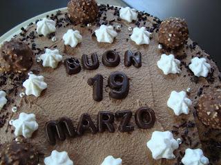 Torta con mousse al cioccolato e frutti di bosco