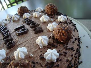 Torta con mousse al cioccolato e frutti di bosco