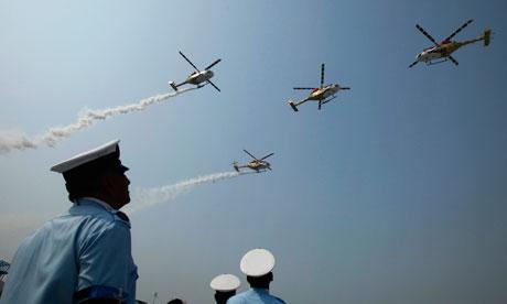 Un display da parte del team di visualizzazione Sarang elicottero durante il giorno la Force India di aria a Hindon, New Delhi
