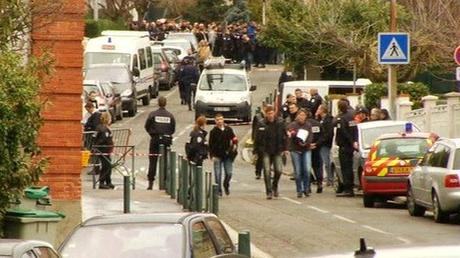 Tolosa, le vittime del killer in scooter sono salite a quattro: un rabbino, i suoi due figli di 3 e 6 anni e un altro bimbo di 10 anni. L’assassino li ha inseguiti fin dentro la scuola