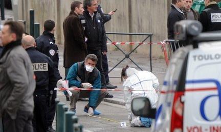 Tolosa, le vittime del killer in scooter sono salite a quattro: un rabbino, i suoi due figli di 3 e 6 anni e un altro bimbo di 10 anni. L’assassino li ha inseguiti fin dentro la scuola