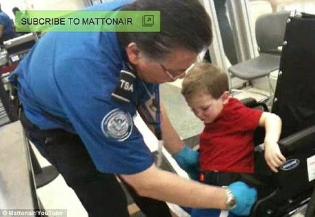 Outrage: la sedia a rotelle legata tre-anno-vecchio ragazzo è stato fermato all'aeroporto O'Hare di Chicago e sottoposti a controlli invasivi