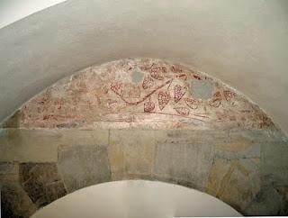 Decorazioni murali nella scala che porta alla cripta del Duomo di Fidenza