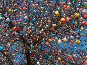 albero delle uova decorato per pasqua in germania