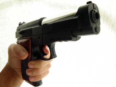 pistola rapina 450x337 Rapina a mano armata e inseguimento a Collegno (TO)