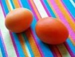 2757333-due-uova-di-pasqua-sul-tessuto-con-striping DUE UOVA NEL PANIERE