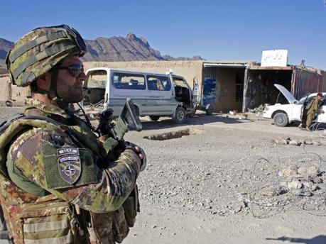 Afghanistan/ Un militare italiano ucciso in un attacco talebano, cinque feriti di cui due gravi