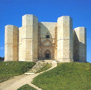 Castel del Monte visto da Mattinata (Gargano)