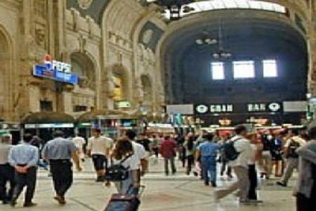 stazione milano Milano, linee ferroviarie in tilt per roghi.Incendi dolosi!