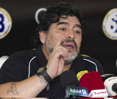 Maradona fa una capriola in panchina dopo l'errore dell'attaccante dell'Al Wasl (VIDEO)