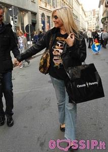 Mara Venier fa shopping a Milano.