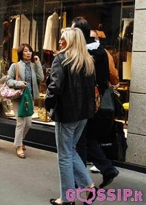 Mara Venier fa shopping a Milano.