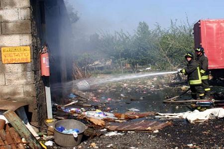 capannone a torino in fiamme1 Torino 4 operai ustionati per scoppio in un capannone