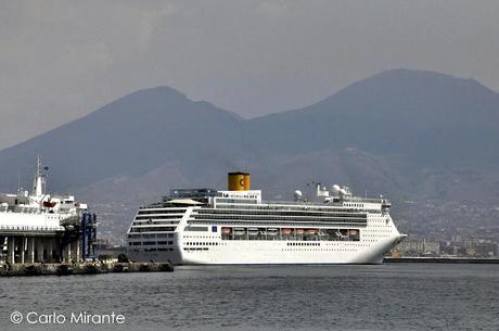 Dal Molo Beverello, la Costa Victoria nel Porto di Napoli