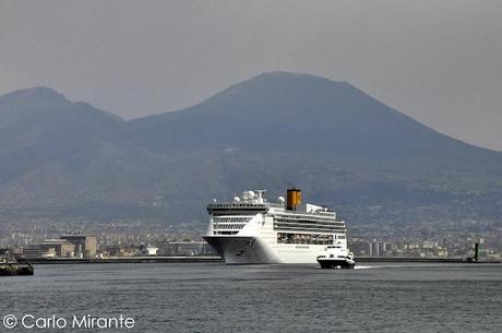 Dal Molo Beverello, la Costa Victoria nel Porto di Napoli