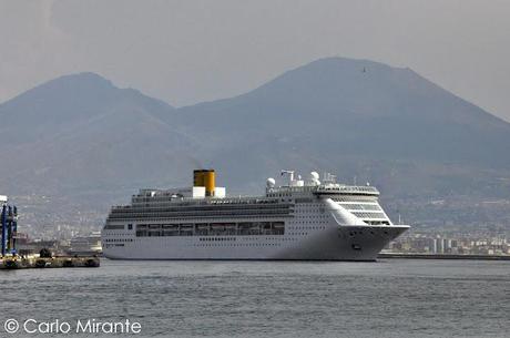 Dal Molo Beverello, la Costa Victoria nel Porto di Napoli