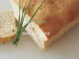 Pane con aglio, erba cipollina e pepe nero