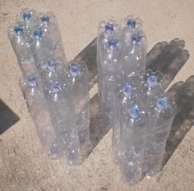 Riciclo: pouf con bottiglie di plastica