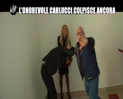 Gabriella Carlucci per i capelli tiene Filippo Roma delle Iene