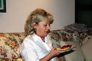 rita che mangia torta Wadai – frittelline indiane (compleanno)