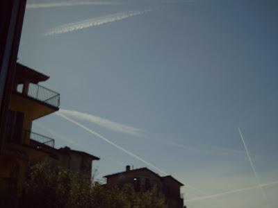 L'attacco al cielo: le scie degli aerei coprono il cielo della Val Padana rubandoci l'azzurro del cielo L'attacco al cielo: le scie degli aerei coprono il cielo della Val Padana rubandoci l'azzurro del cielo