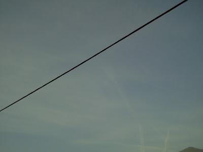 L'attacco al cielo: le scie degli aerei coprono il cielo della Val Padana rubandoci l'azzurro del cielo L'attacco al cielo: le scie degli aerei coprono il cielo della Val Padana rubandoci l'azzurro del cielo