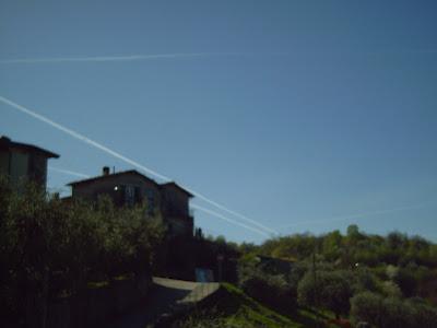 L'attacco al cielo: le scie degli aerei coprono il cielo della Val Padana rubandoci l'azzurro del cielo L'attacco al cielo: le scie degli aerei coprono il cielo della Val Padana rubandoci l'azzurro del cielo