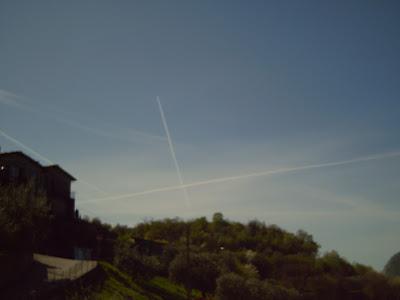 L'attacco al cielo: le scie degli aerei coprono il cielo della Val Padana rubandoci l'azzurro del cielo L'attacco al cielo: le scie degli aerei coprono il cielo della Val Padana rubandoci l'azzurro del cielo