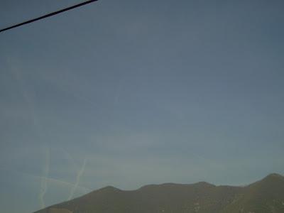 L'attacco al cielo: le scie degli aerei coprono il cielo della Val Padana rubandoci l'azzurro del cielo L'attacco al cielo: le scie degli aerei coprono il cielo della Val Padana rubandoci l'azzurro del cielo