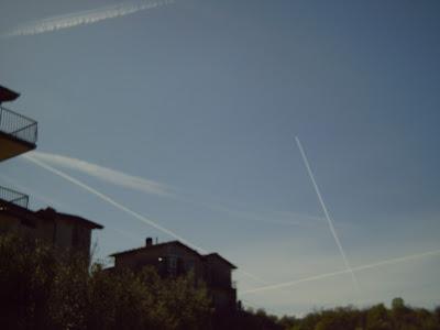 L'attacco al cielo: le scie degli aerei coprono il cielo della Val Padana rubandoci l'azzurro del cielo L'attacco al cielo: le scie degli aerei coprono il cielo della Val Padana rubandoci l'azzurro del cielo