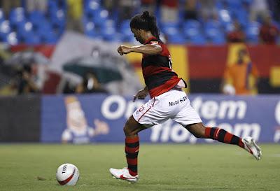 Ronaldinho sbaglia un gol a porta vuota (VIDEO)