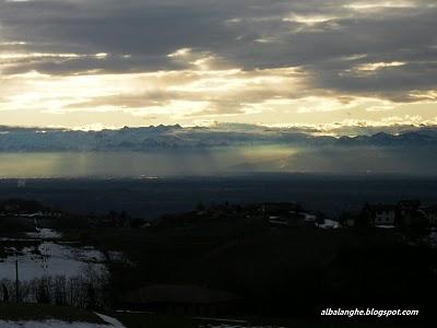 LE LANGHE, IL FONDOVALLE E LA CATENA DELLE ALPI...