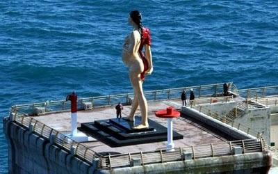 Monaco, la scultura di Damien è incinta