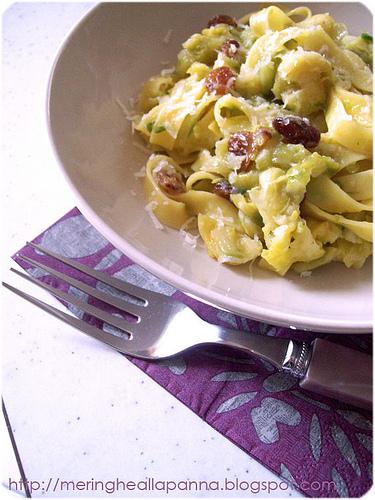 Pasta cavoletti, acciughe, uvetta