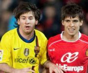 Lionel Messi con Felipe Mottioni del Mallorca (Ansa)