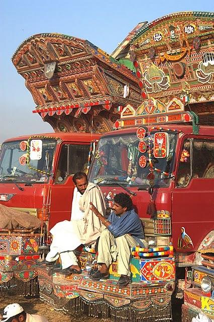 LA MERAVIGLIA DEI BEDFORD-BUS  DEL PAKISTAN