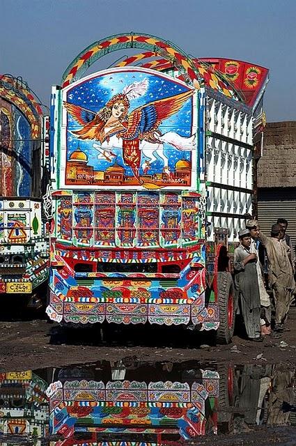 LA MERAVIGLIA DEI BEDFORD-BUS  DEL PAKISTAN