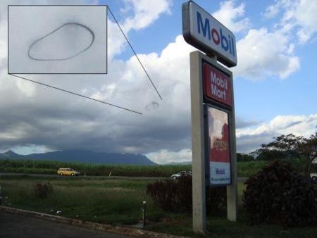 Strano anello di fumo nel cielo delle Fiji a Nadi