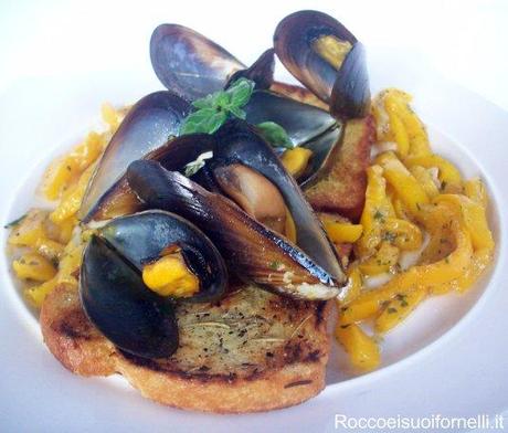 Cozze e peperoni su pane bruschettato