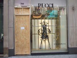 Ninja svaligiano il negozio di Pucci sulla Fifth Avenue / Ninjas rob the Fifth Avenue Pucci store