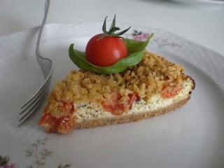 Torta alla crema di basilico con pomori e crumble di mandorle