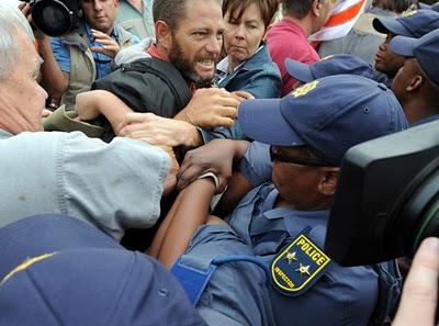 FOTO DEL GIORNO 7 APRILE 2010 : SCONTRI IN SUDAFRICA A CAUSA DELLA MORTE DEL LEADER DI ESTREMA DESTRA