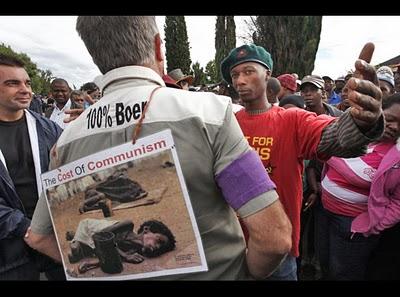 FOTO DEL GIORNO 7 APRILE 2010 : SCONTRI IN SUDAFRICA A CAUSA DELLA MORTE DEL LEADER DI ESTREMA DESTRA
